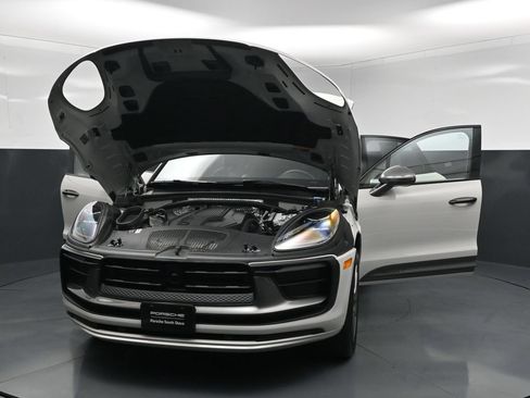 Certified 2025 Porsche Macan Turbo AWD/4WD image 33