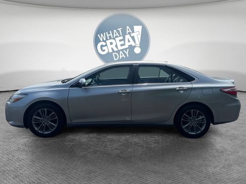 Used 2016 Toyota Camry SE w/ Moonroof Package FWD image 6