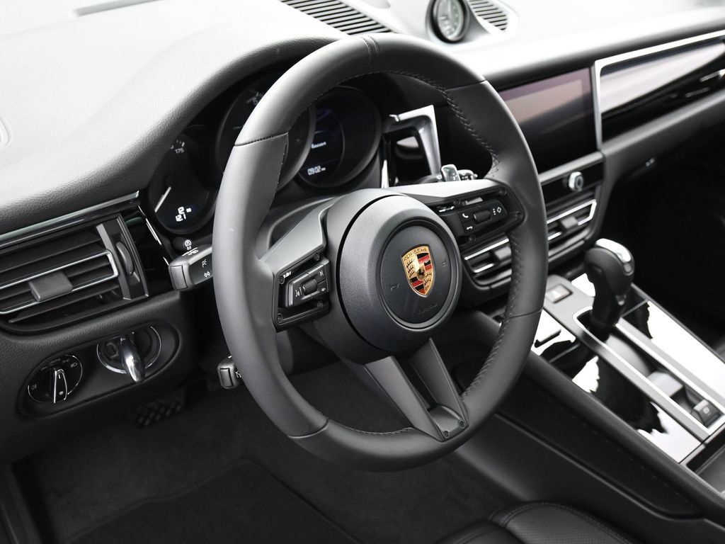Certified 2026 Porsche Macan AWD/4WD image 17