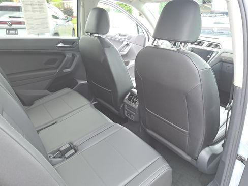 Used 2018 Volkswagen Tiguan SE FWD image 11