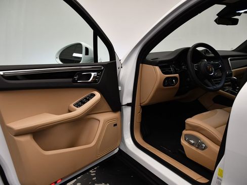 Used 2025 Porsche Macan image 33