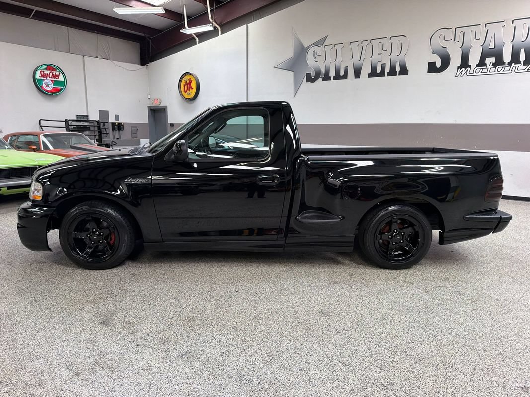 Used 2003 Ford F150 Lightning RWD image 3