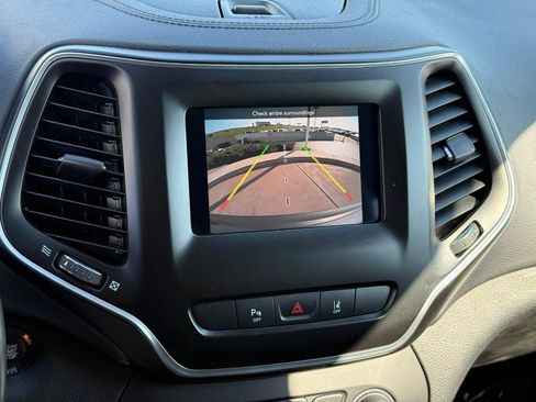 Used 2021 Jeep Cherokee Latitude Plus FWD image 24