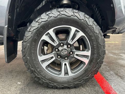 Used 2017 Toyota Tacoma SR5 w/ Tow Package AWD/4WD image 30