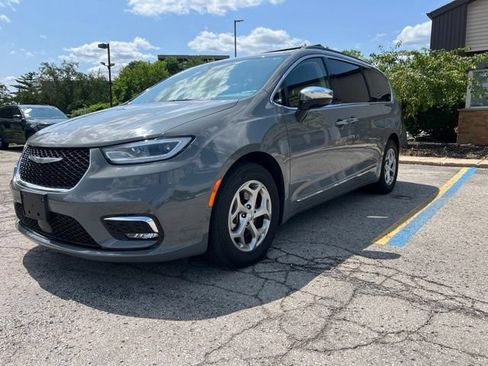Used 2023 Chrysler Pacifica Limited FWD image 3