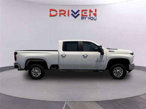 Used 2025 Chevrolet Silverado 2500 LT w/ Convenience Package AWD/4WD image 3