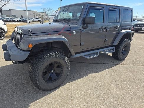 Used 2016 Jeep Wrangler Unlimited Sahara image 3