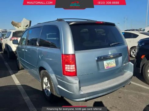 Used 2009 Chrysler Town & Country Touring FWD image 2