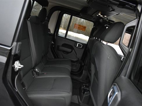 Certified 2022 Jeep Gladiator Willys image 30