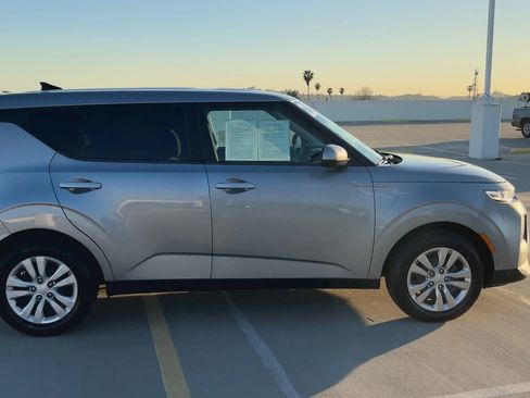 Used 2022 Kia Soul LX image 9