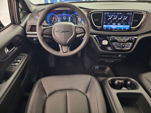 New 2026 Chrysler Pacifica Select image 15