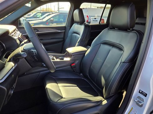 New 2025 Jeep Grand Cherokee Limited image 15