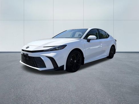 Used 2025 Toyota Camry SE w/ Convenience Package FWD image 2