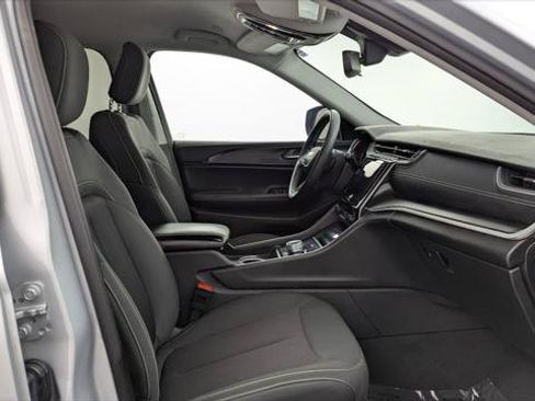 Used 2024 Jeep Grand Cherokee Laredo RWD image 21