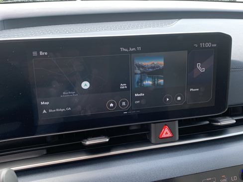 Used 2025 Kia Carnival EX FWD image 23