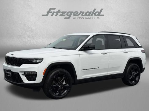 Used 2023 Jeep Grand Cherokee Limited w/ Black Appearance Package AWD/4WD image 3