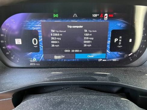 Used 2023 Volvo XC40 B5 Plus w/ Driver Assist Package AWD/4WD image 3