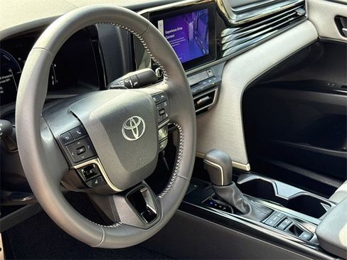 Used 2025 Toyota Camry SE image 18
