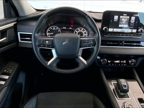 Used 2023 Mitsubishi Outlander SE image 6