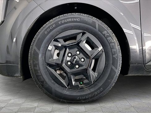 Used 2025 Kia Carnival image 9