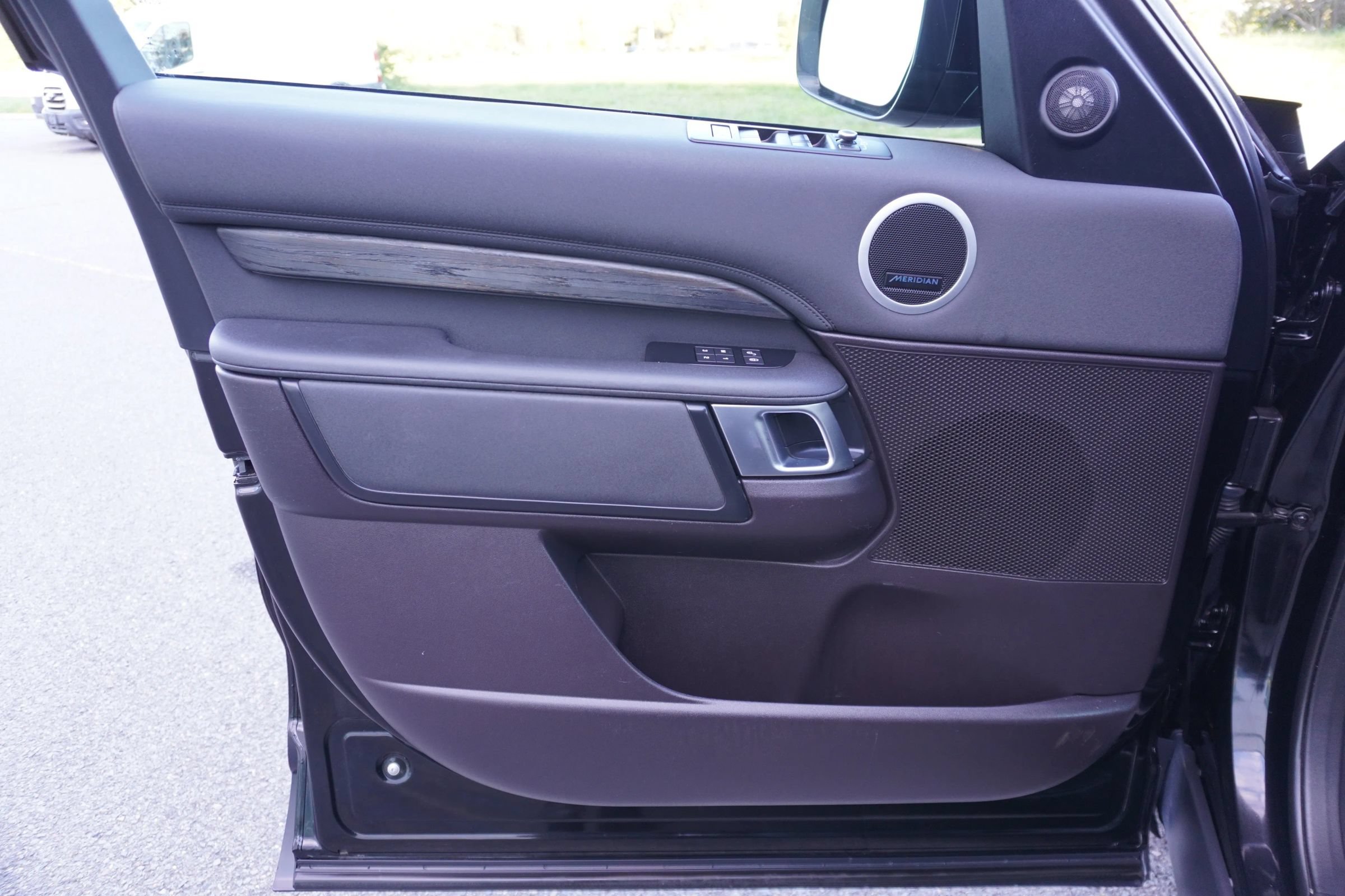 Used 2018 Land Rover Discovery HSE AWD/4WD image 16
