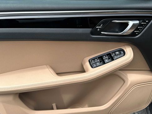 Used 2025 Porsche Macan image 12