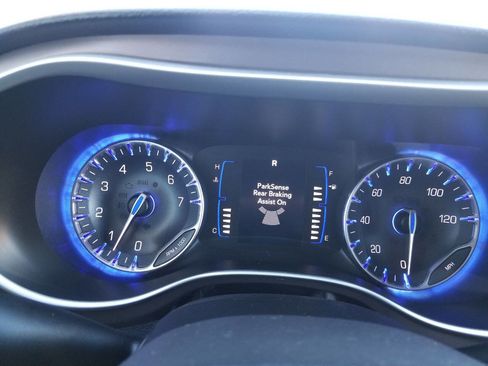 Used 2018 Chrysler Pacifica Touring-L image 28