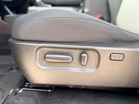 Used 2022 Toyota Tacoma TRD Off-Road image 9