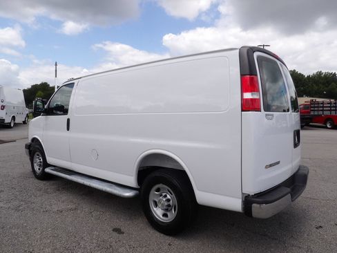 Used 2025 Chevrolet Express 2500 w/ Driver Convenience Package RWD image 4