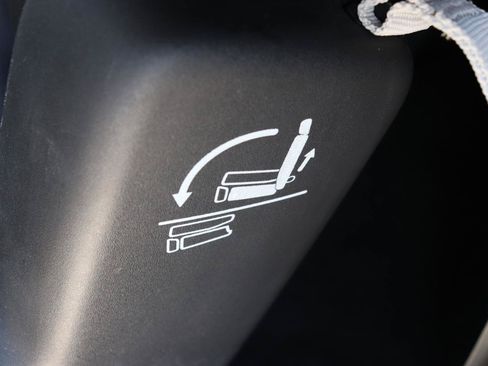 Used 2024 Chrysler Pacifica Touring-L FWD image 31