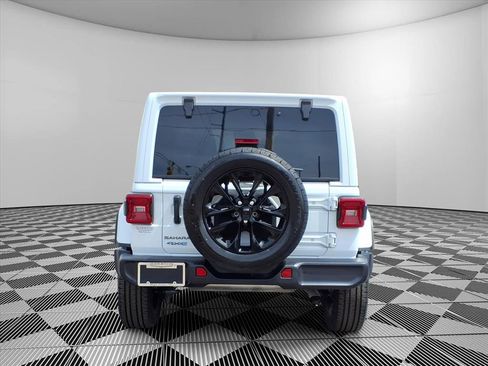 Used 2025 Jeep Wrangler Sahara image 7