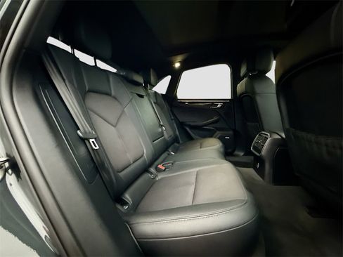 Used 2022 Porsche Macan Base image 30