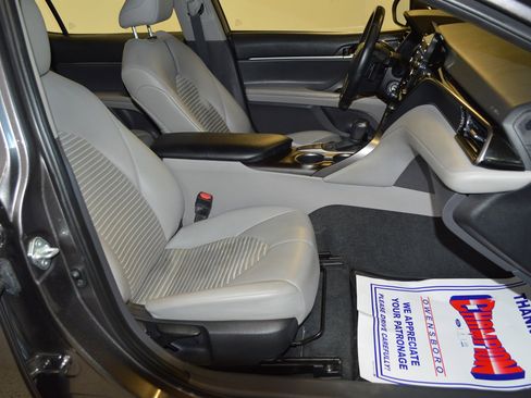 Used 2022 Toyota Camry SE image 11