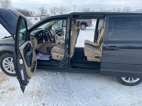 Used 2016 Dodge Grand Caravan SXT image 11