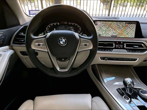Used 2022 BMW X7 xDrive40i w/ Premium Package image 5