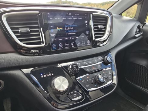 Used 2020 Chrysler Pacifica Touring-L image 26