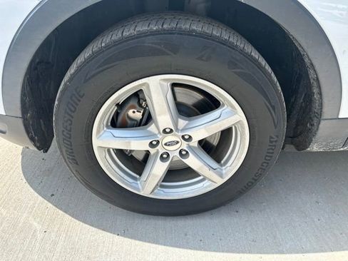 Used 2018 Ford Explorer XLT w/ Equipment Group 202A FWD image 2
