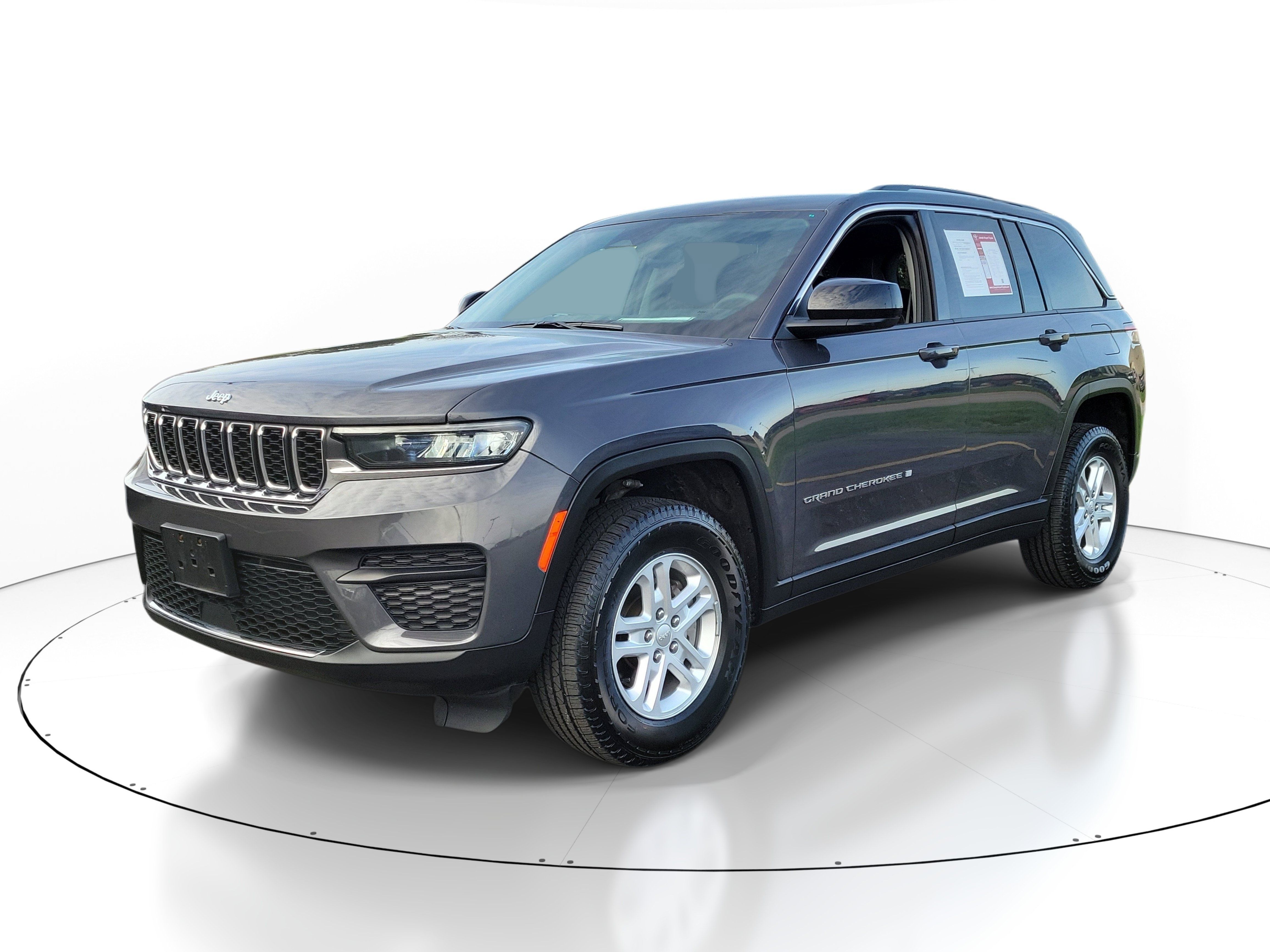 Used 2024 Jeep Grand Cherokee Laredo AWD/4WD image 2