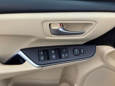 Used 2017 Toyota Camry LE FWD image 19