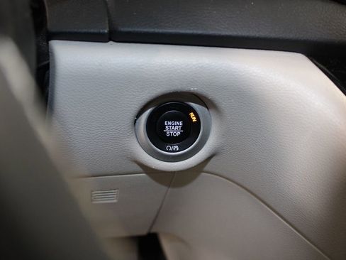 Used 2024 Chrysler Pacifica Touring-L image 19