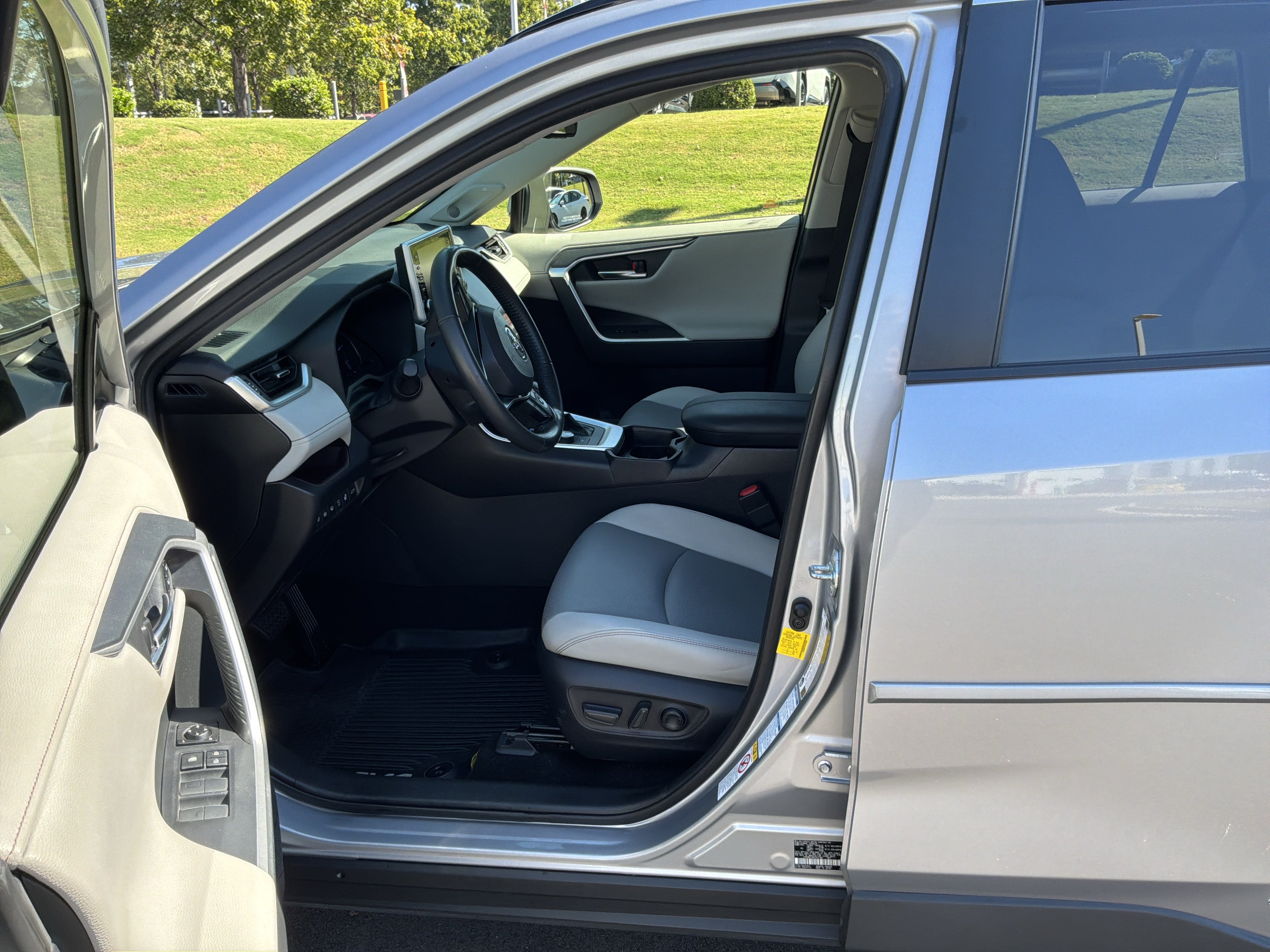Used 2019 Toyota RAV4 Limited AWD/4WD image 16
