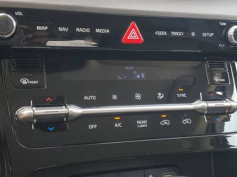 Used 2024 Kia Carnival EX FWD image 33