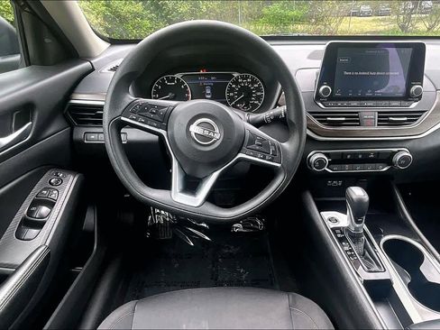 Used 2024 Nissan Altima 2.5 SV FWD image 6