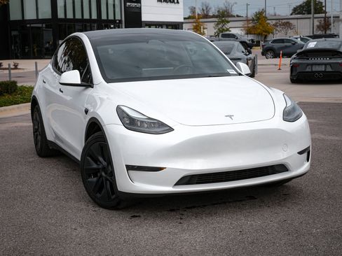 Used 2024 Tesla Model Y Long Range image 3