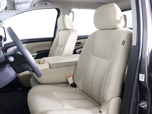 Used 2017 Nissan Titan SV image 25