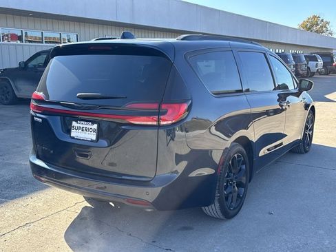 Used 2024 Chrysler Pacifica Touring-L w/ S Appearance Package image 3