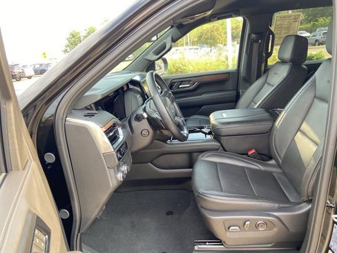 Used 2025 GMC Yukon Denali RWD image 34