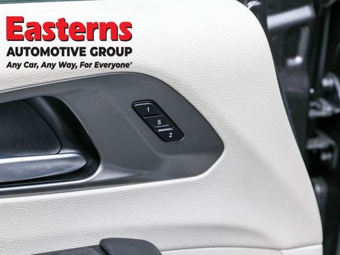 Used 2023 Chrysler Pacifica Touring-L image 21