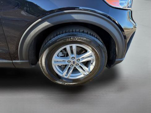 Used 2022 Ford Explorer XLT w/ Equipment Group 202A AWD/4WD image 32