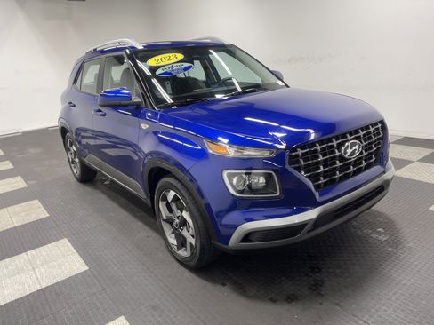 Used 2023 Hyundai Venue Limited image 6